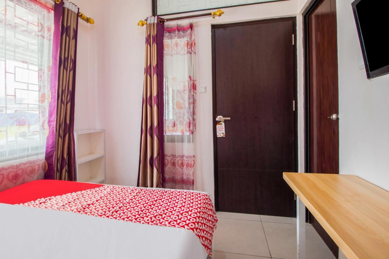 Hotel Oyo 3256 Rukost I8 Karawang Exterior foto
