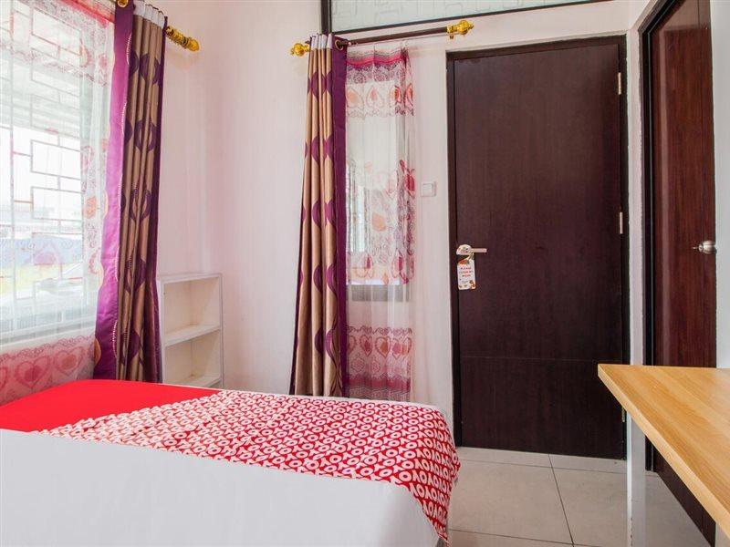 Hotel Oyo 3256 Rukost I8 Karawang Exterior foto