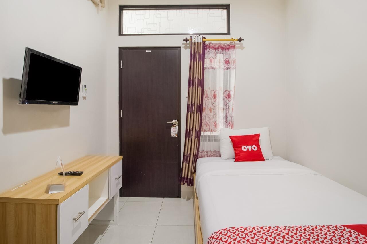 Hotel Oyo 3256 Rukost I8 Karawang Exterior foto