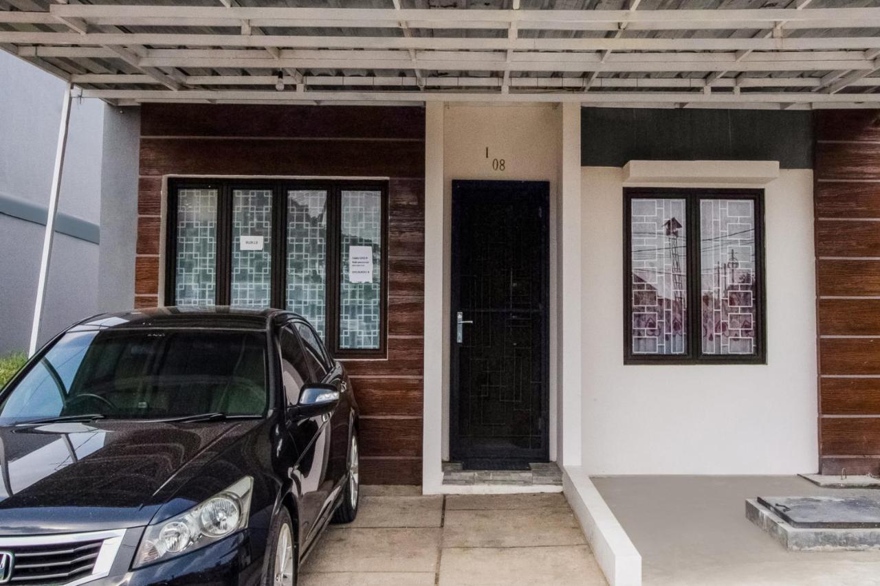 Hotel Oyo 3256 Rukost I8 Karawang Exterior foto