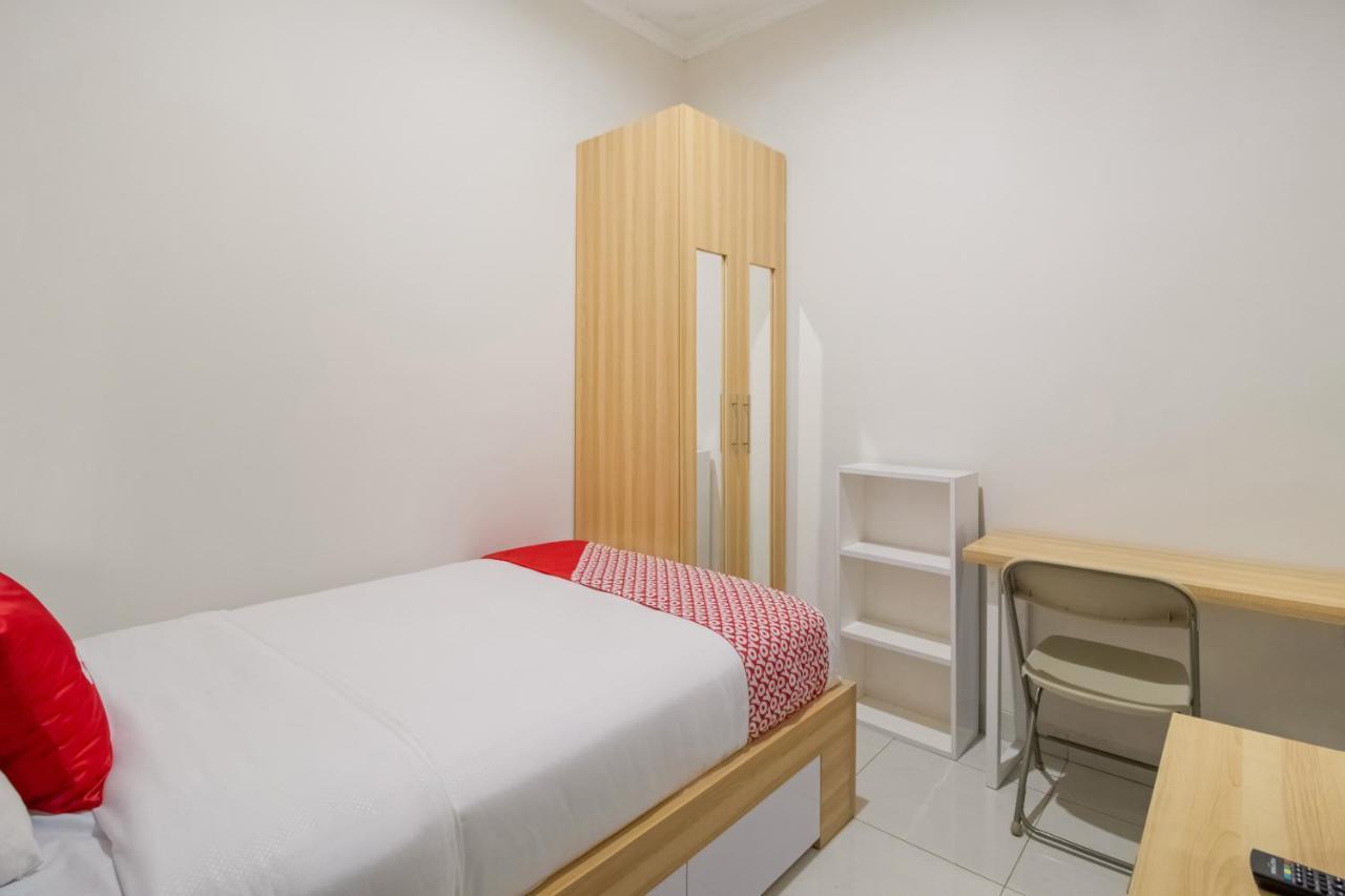 Hotel Oyo 3256 Rukost I8 Karawang Exterior foto