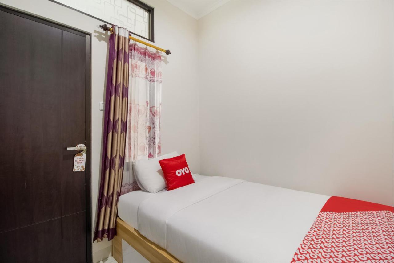 Hotel Oyo 3256 Rukost I8 Karawang Exterior foto